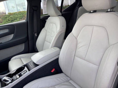 2023 Volvo XC40 B5 Plus Bright Theme