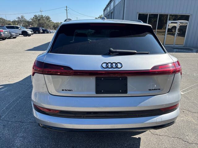 2022 Audi e-tron quattro Premium Plus