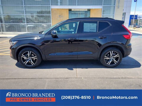 2023 Volvo XC40 B5 Plus Dark Theme