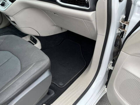 2022 Chrysler Voyager LX
