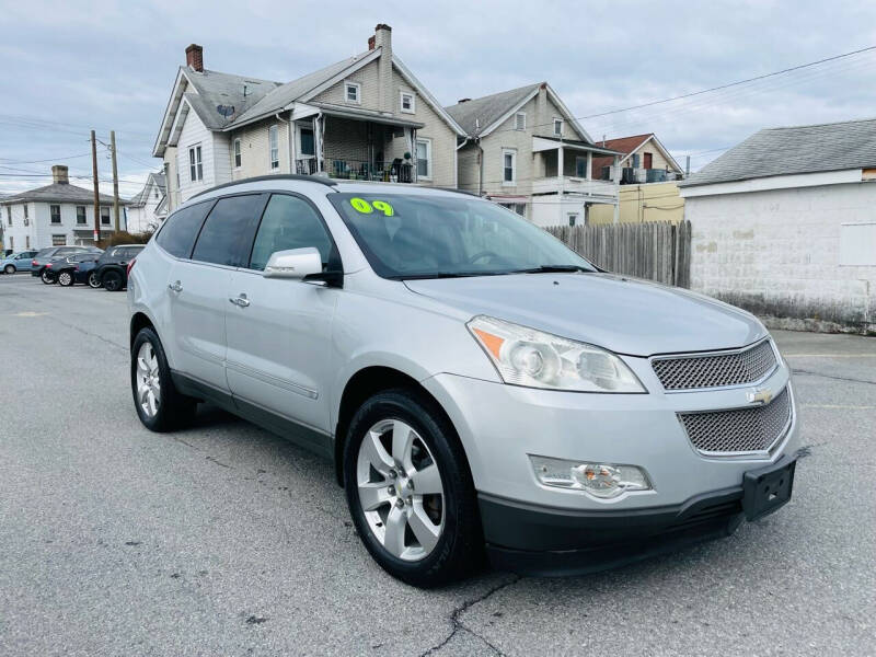 2009 Chevrolet Traverse LTZ photo 2