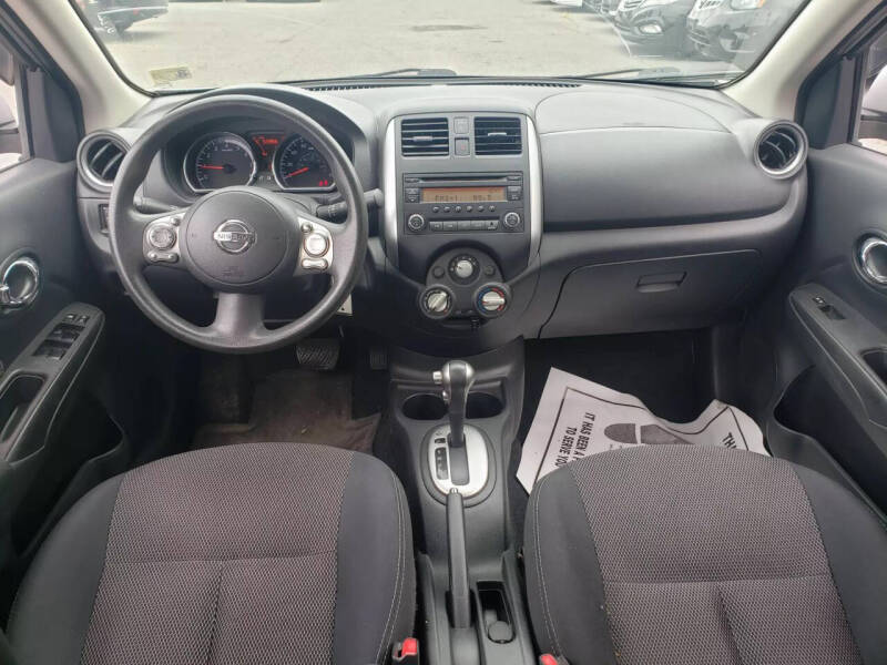 2014 Nissan Versa Sedan SV photo 5