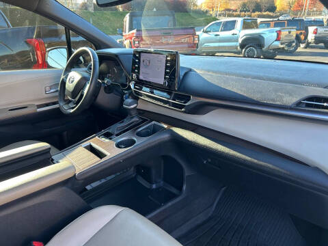 2022 Toyota Sienna XLE 8-Passenger