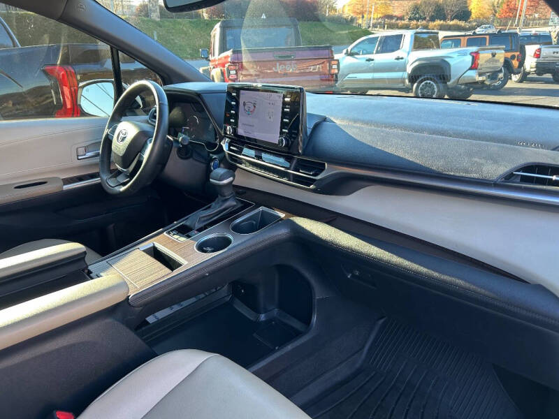 2022 Toyota Sienna XLE 8-Passenger