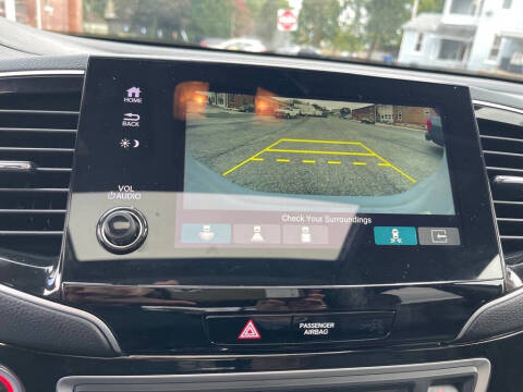 2022 Honda Pilot Touring w/Rear Captain's Chairs