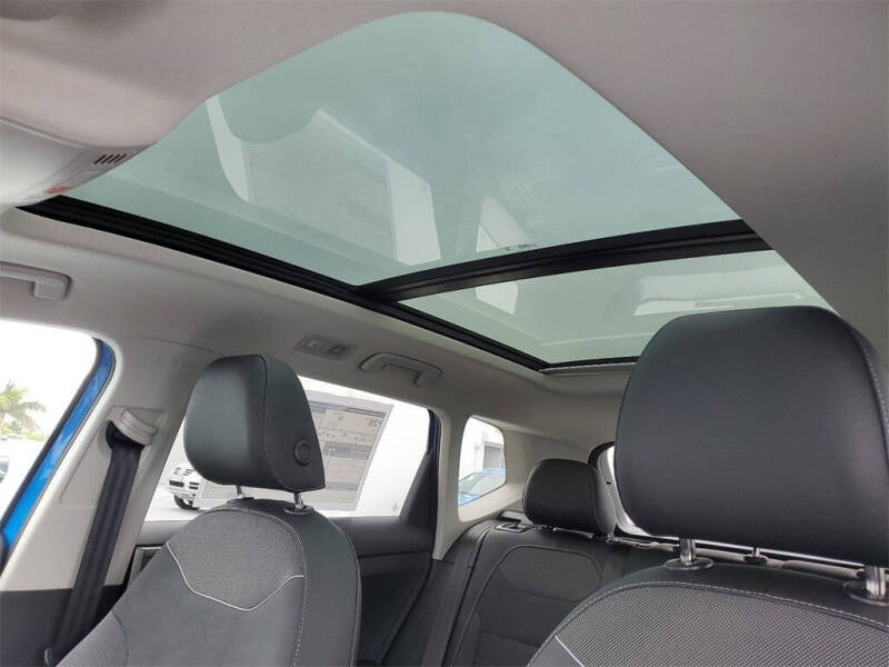 2025 Volkswagen Taos SE Black 4Motion