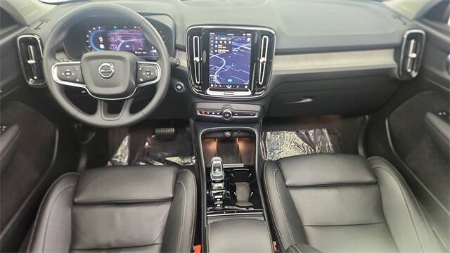 2024 Volvo XC40 B5 Plus Dark Theme