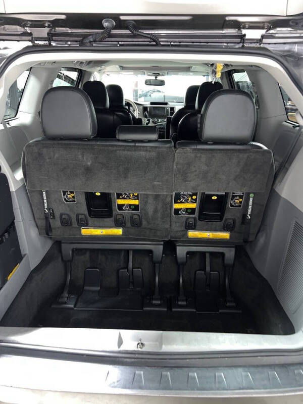 2012 Toyota Sienna SE 8-Passenger
