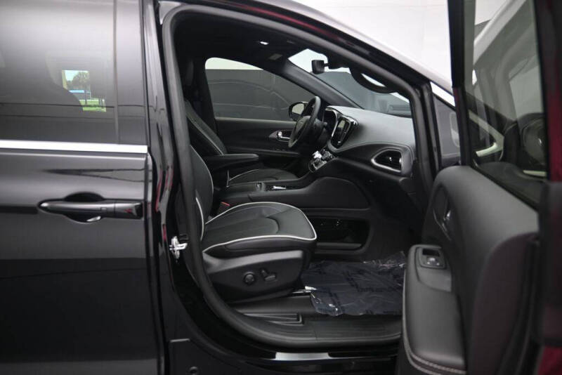 2027 Chrysler Pacifica Limited