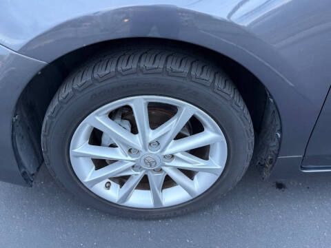 2014 Toyota Prius v Five