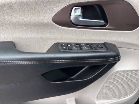 2022 Chrysler Voyager LX