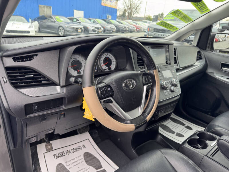 2019 Toyota Sienna SE 8-Passenger