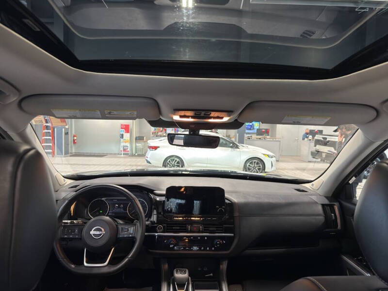 2024 Nissan Pathfinder SL