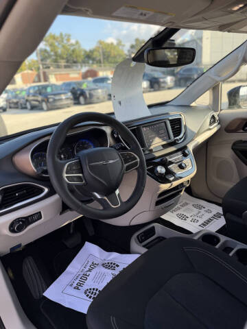 2023 Chrysler Voyager LX