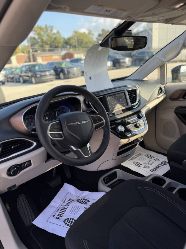 2023 Chrysler Voyager LX