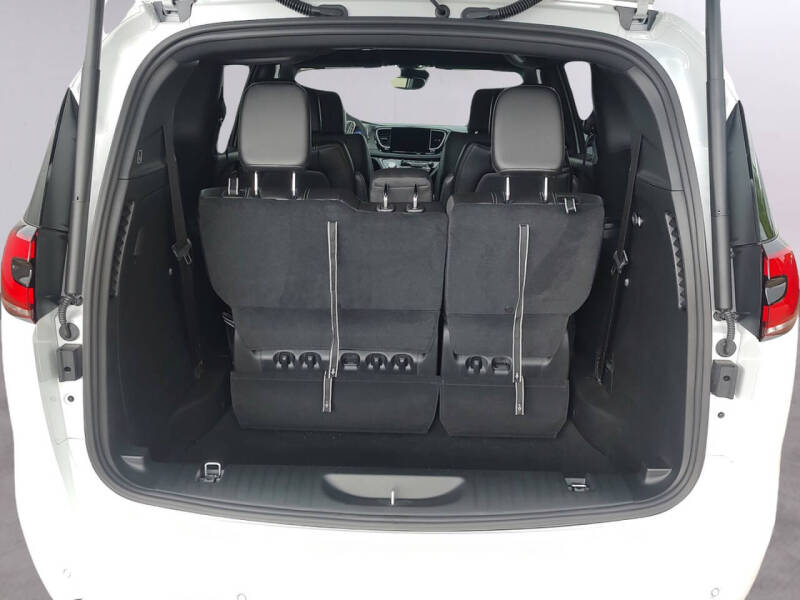 2027 Chrysler Pacifica Select