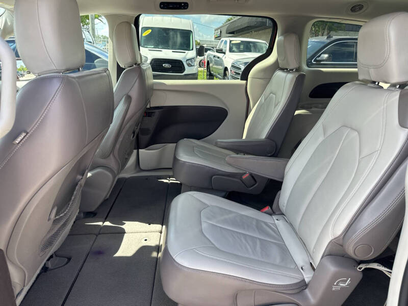 2017 Chrysler Pacifica Touring-L photo 12