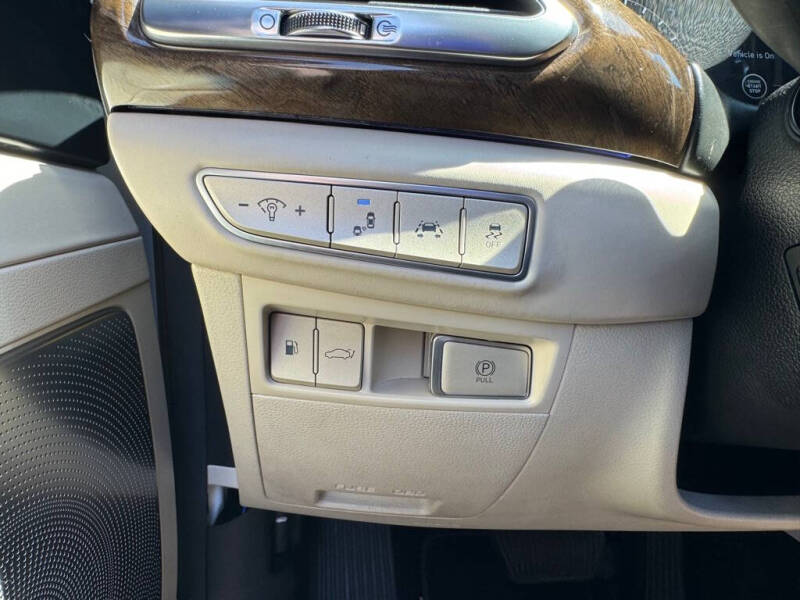 2017 Genesis G90