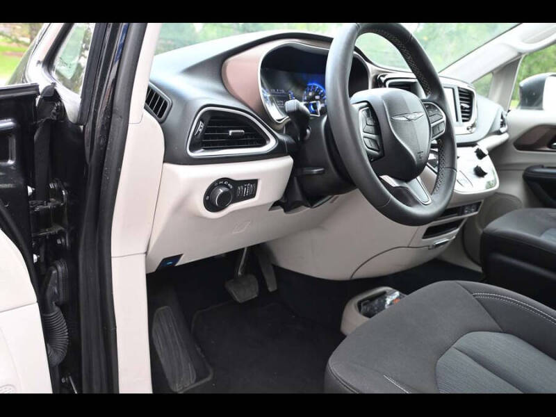 2024 Chrysler Voyager LX