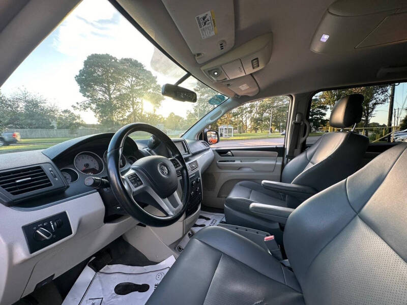 2011 Volkswagen Routan SE