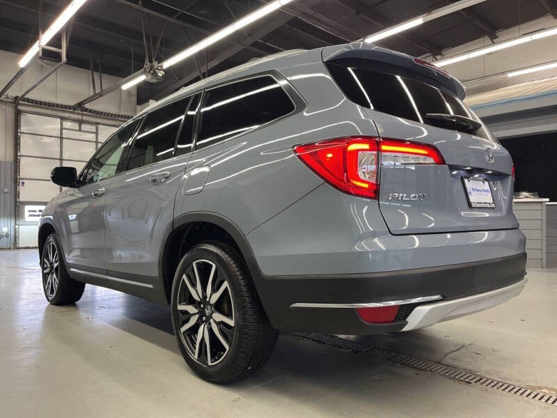 2022 Honda Pilot Touring w/Rear Captain's Chairs
