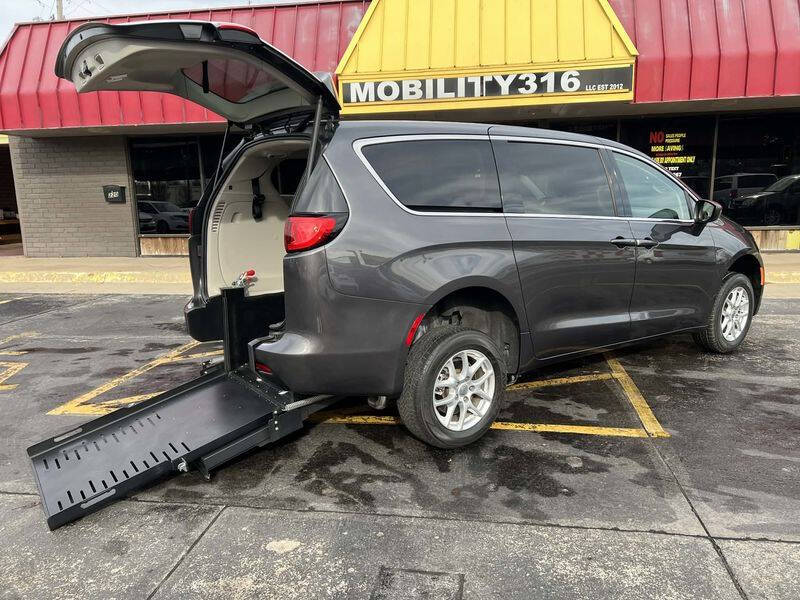 2022 Chrysler Voyager LX