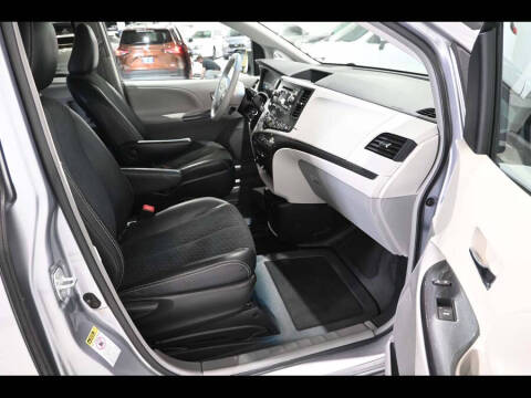 2013 Toyota Sienna SE 8-Passenger