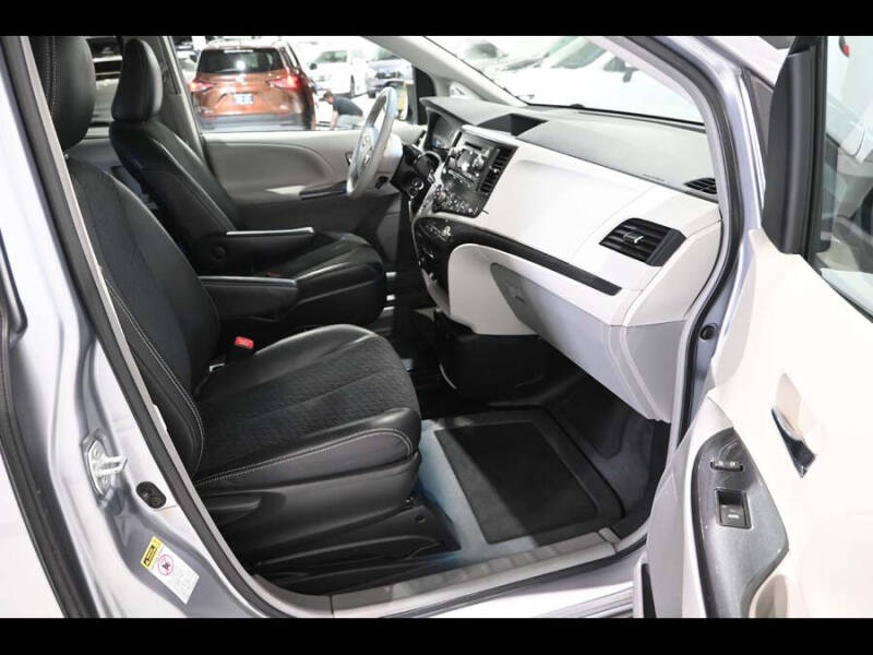 2013 Toyota Sienna SE 8-Passenger