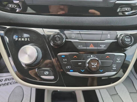 2022 Chrysler Voyager LX