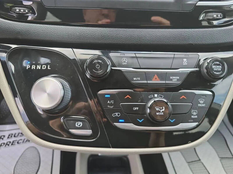 2022 Chrysler Voyager LX