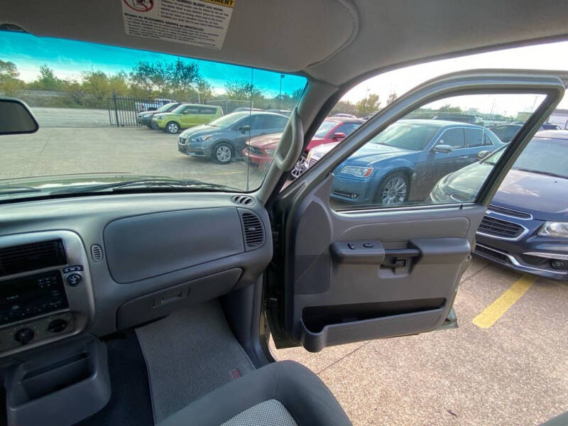 2004 Ford Explorer Sport Trac XLS