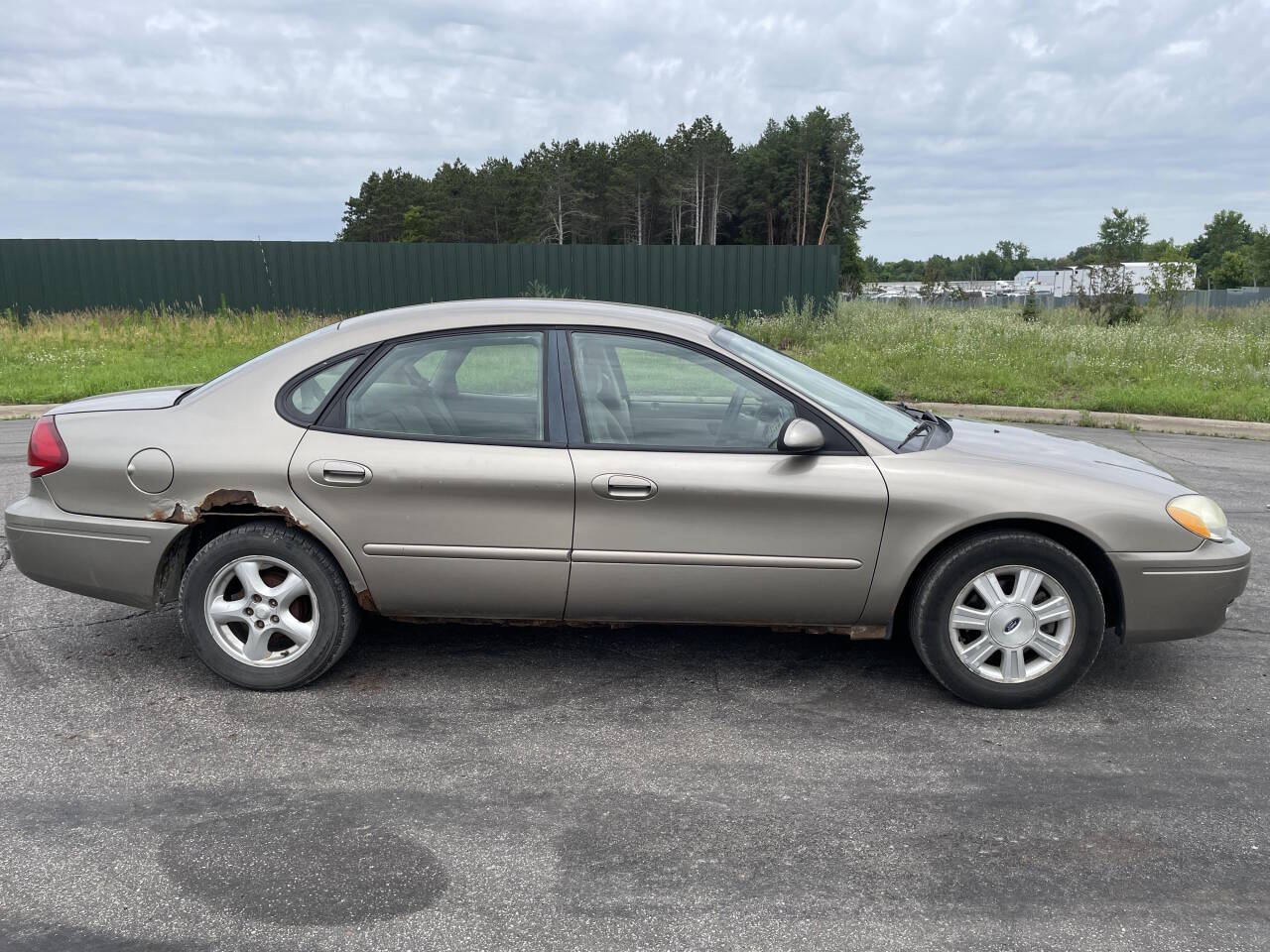 2005 Ford Taurus for sale at Twin Cities Auctions in Elk River, MN