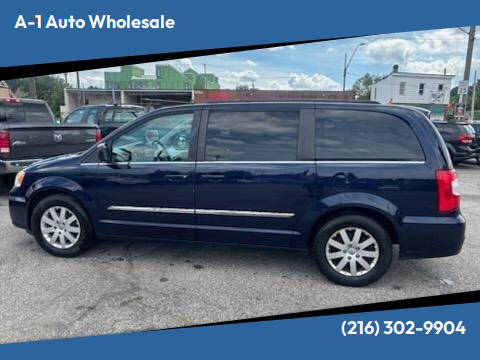 2015 Chrysler Town & Country Touring's photo