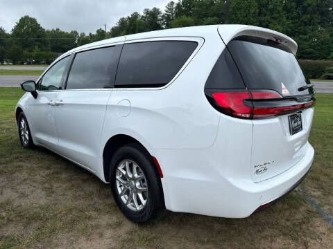 2027 Chrysler Pacifica Select