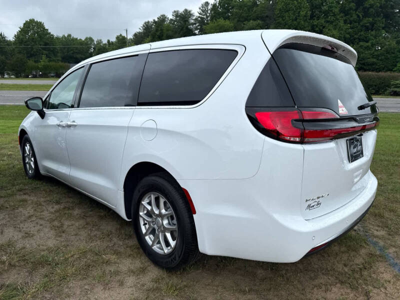 2027 Chrysler Pacifica Select