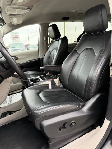 2017 Chrysler Pacifica Touring-L