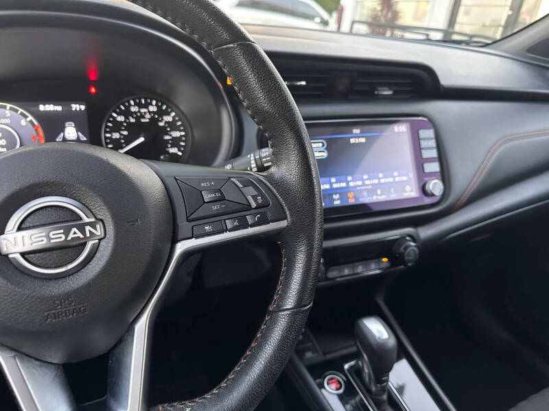 2022 Nissan Kicks SR