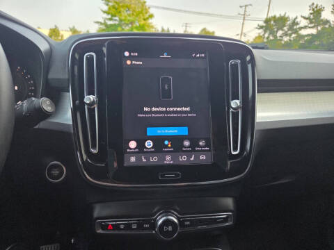 2024 Volvo XC40 B5 Core Dark Theme