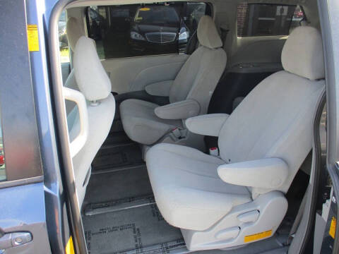 2014 Toyota Sienna LE 7-Passenger