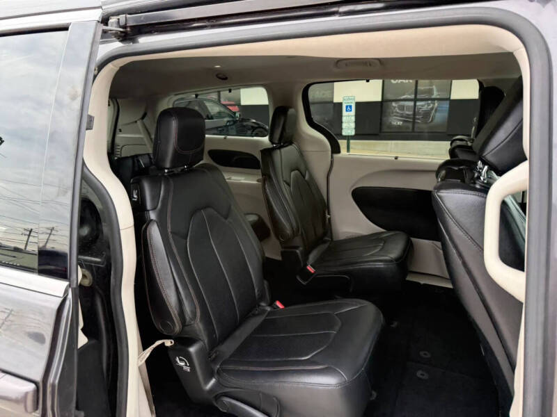 2017 Chrysler Pacifica Touring-L Plus