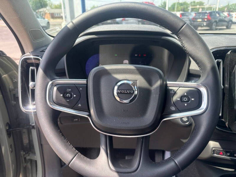 2024 Volvo XC40 B5 Plus Dark Theme