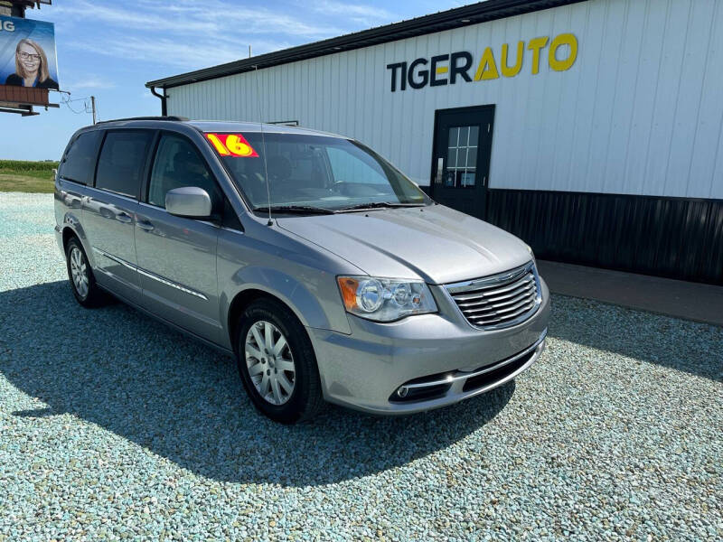 2016 Chrysler Town and Country for sale at Tiger Auto Sales Inc in Danville IA