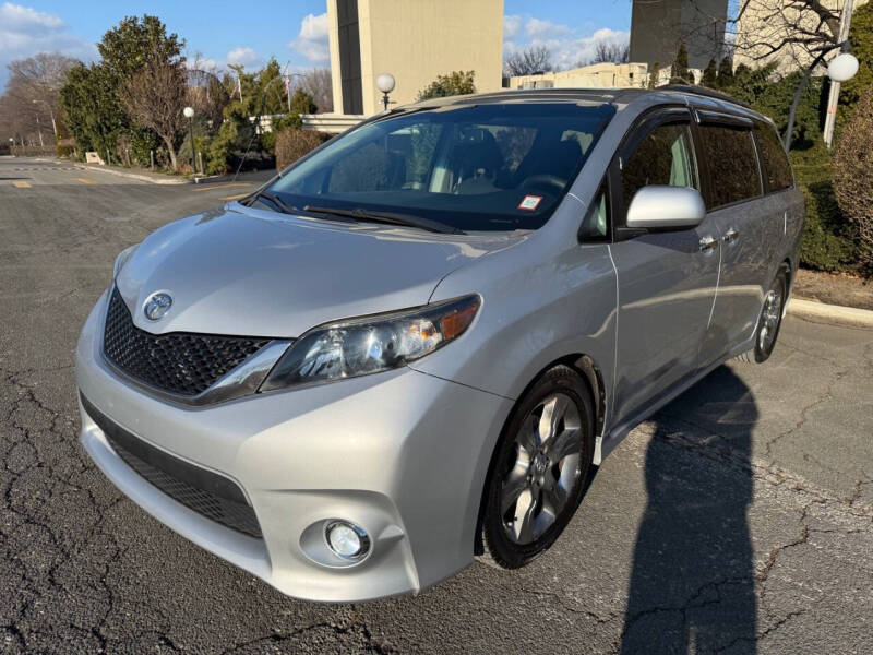2014 Toyota Sienna SE 8-Passenger