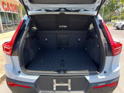2024 Volvo XC40 B5 Plus Bright Theme
