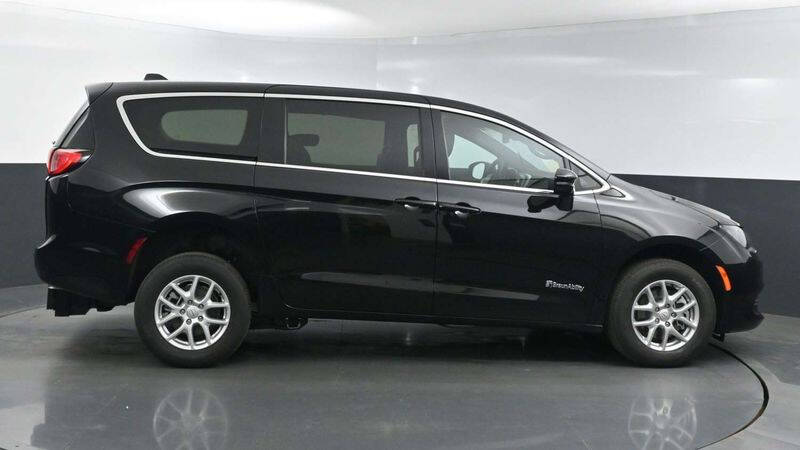 2025 Chrysler Voyager LX