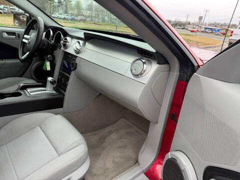 2005 Ford Mustang V6 Deluxe