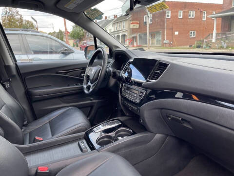 2022 Honda Pilot Touring w/Rear Captain's Chairs