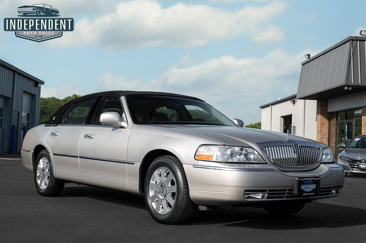 2003 Lincoln Town Car for sale at Independent Auto Sales in Troy, OH