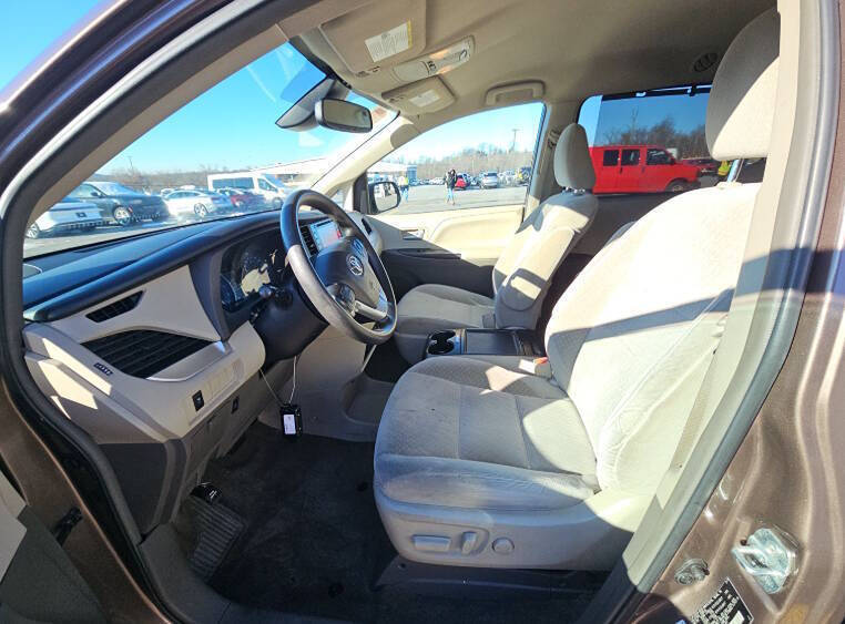 2018 Toyota Sienna LE 8-Passenger