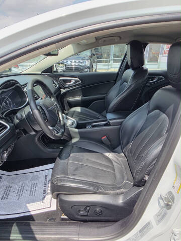 2016 Chrysler 200 C